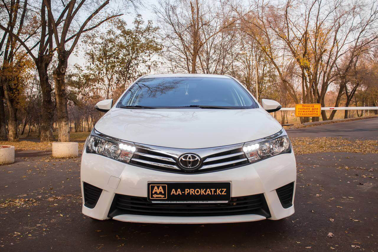 Toyota Corolla 2015 вид спереди